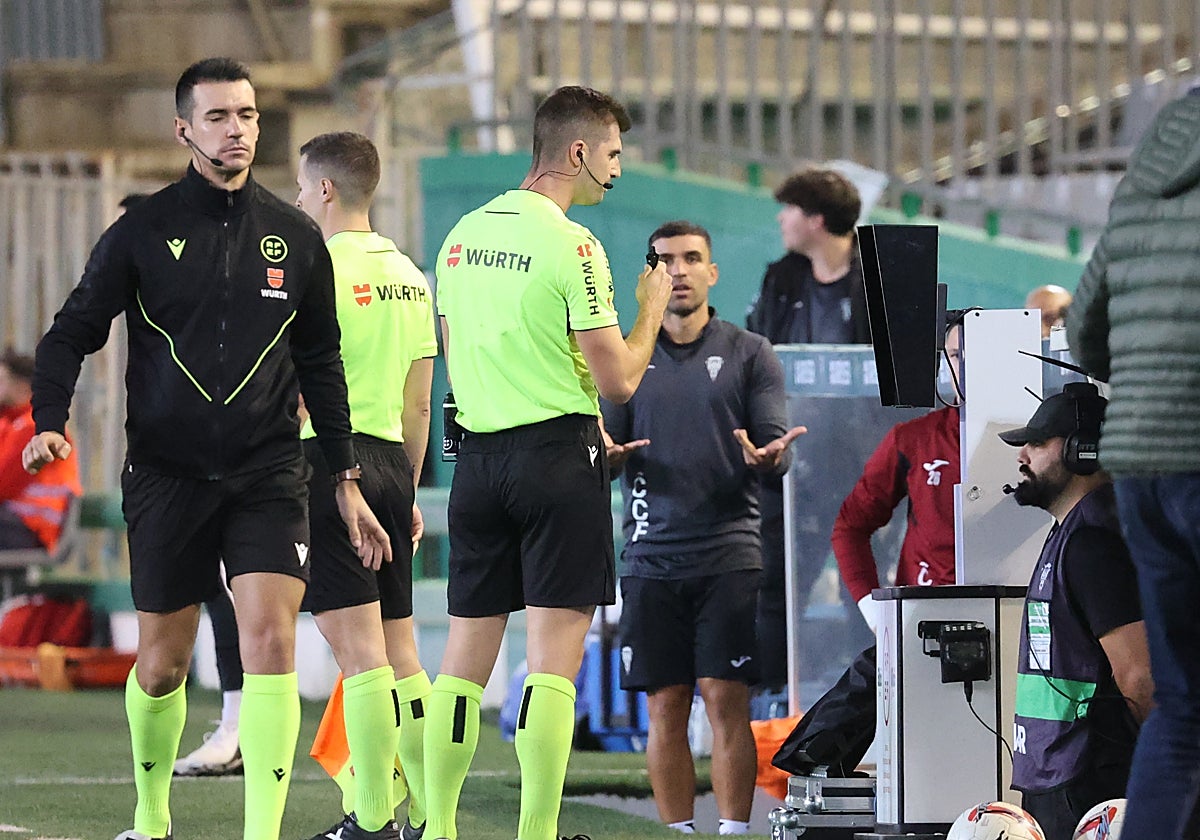 Árbitro revisando una jugada en el VAR de El Arcángel