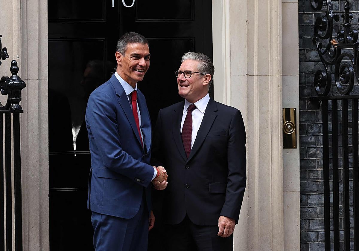 El presidente del Gobierno, Pedro Sánchez, se saluda con el primer ministro británico, Keir Starmer.