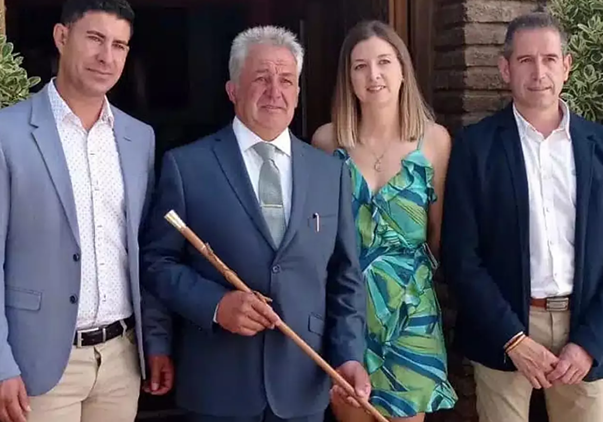 Cristóbal Díaz, con chaqueta y corbata gris en el centro de la imagen, seguirá siendo el alcalde de Benalauría