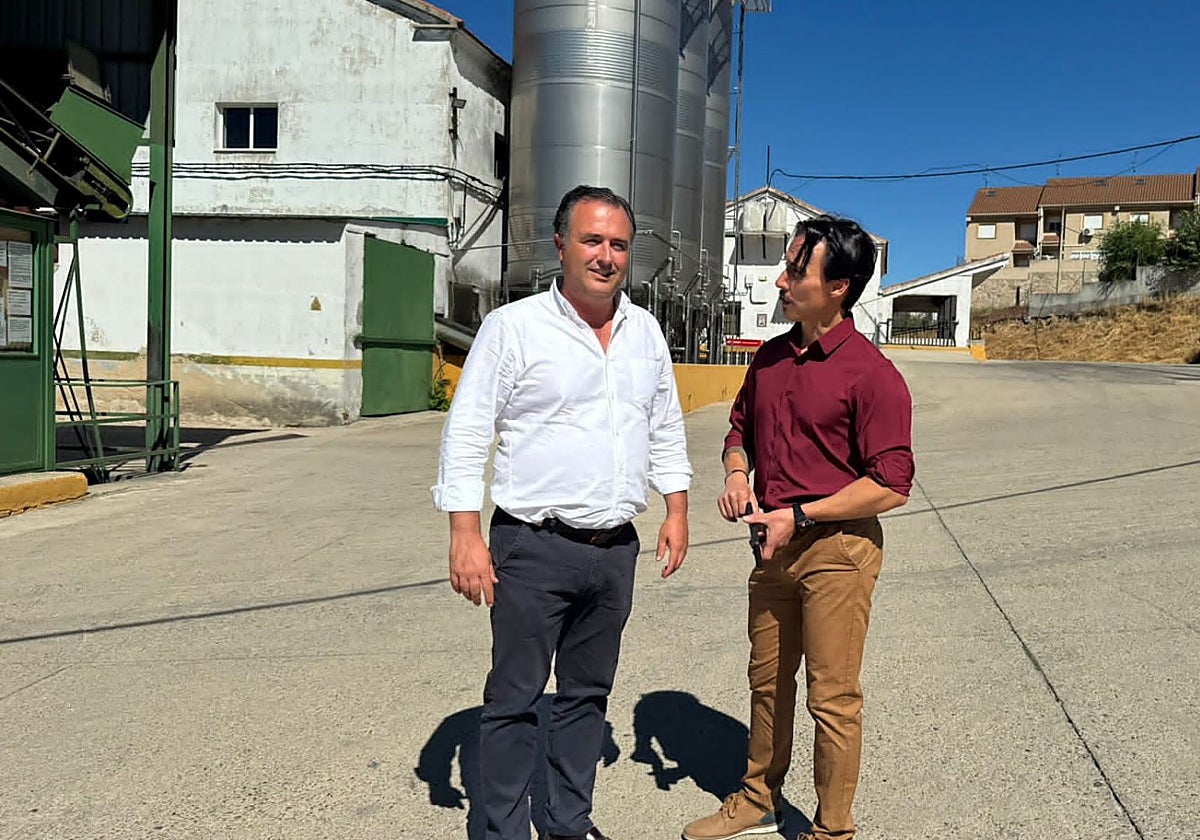 El presidente de VOX C-LN en visita a la bodega de Méntrida