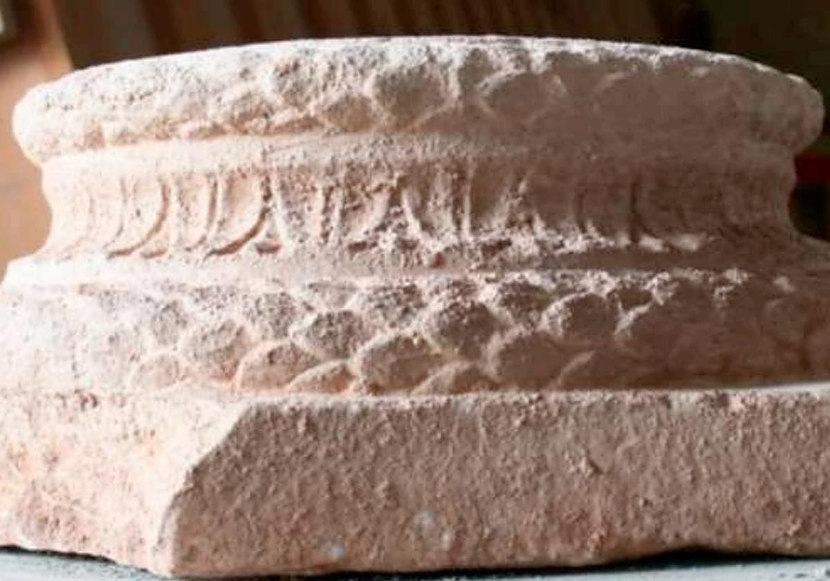 Basa ática romana decorada reutilizada hallada en la huella de la Ronda Norte
