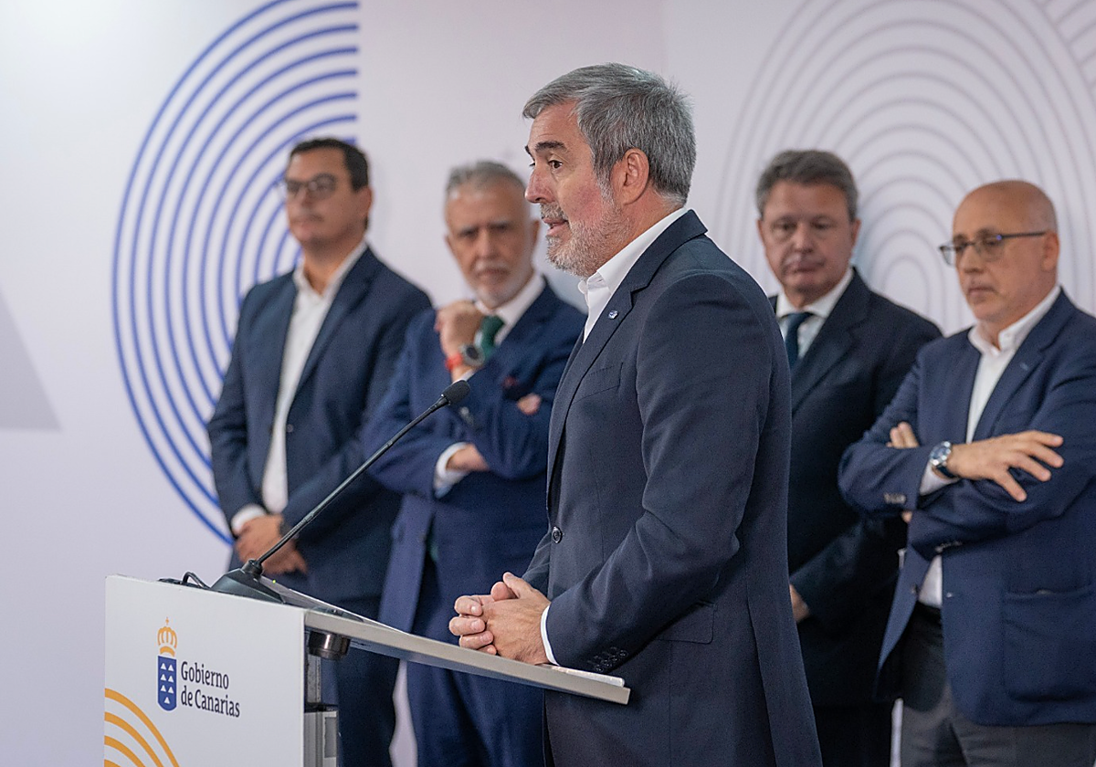 Fernando Clavijo en el acto de firma, junto a Pablo Rodríguez, ángel Víctor Torres, José Antonio Santano y Antonio Morales