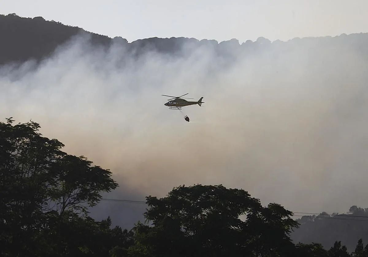 Un helicóptero de extinción en un incendio en Córdoba