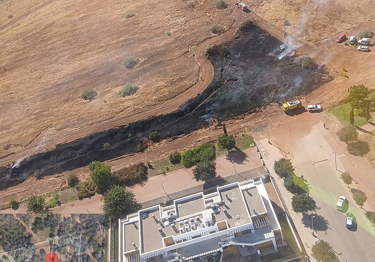 Imagen aérea de los medios del Infoca sobre la zona quemada junto a las viviendas en el Patriarca
