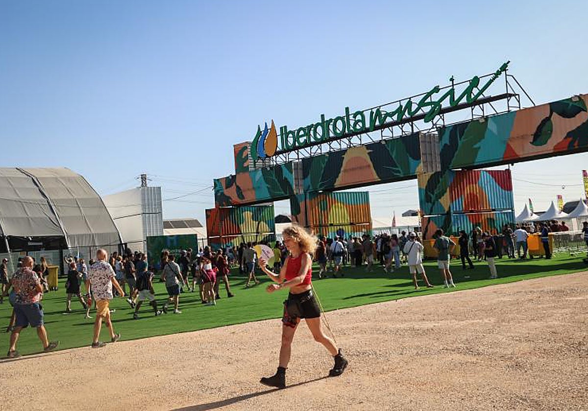 Asistentes del Mad Cool antes de la apertura de las puertas del espacio Iberdrola Music, en 2023