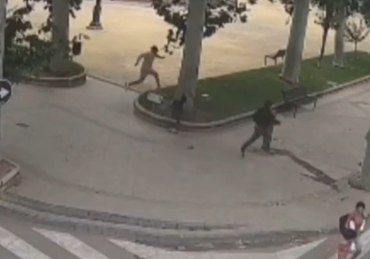 Momento de la persecución policial por las calles de Calatayud, a pleno día y en presencia de otros viandantes