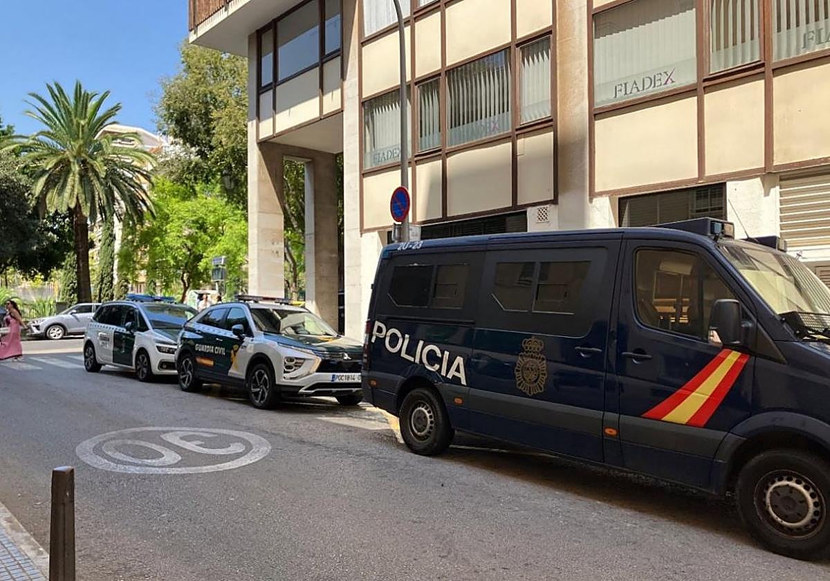 Agentes de la Guardia Civil y la Policía Nacional desplegados el pasado 11 de agosto frente a un edificio en Palma en el marco de una operación contra el blanqueo de capitales