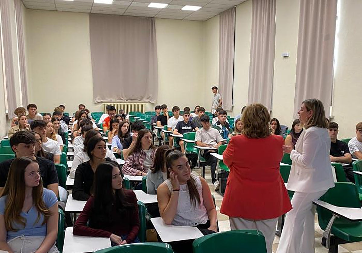 La consejera Claudia Pérez Forniés junto a la rectora Rosa Bolea dando la bienvenida a alumnos de la Facultad de Economía y Empresa