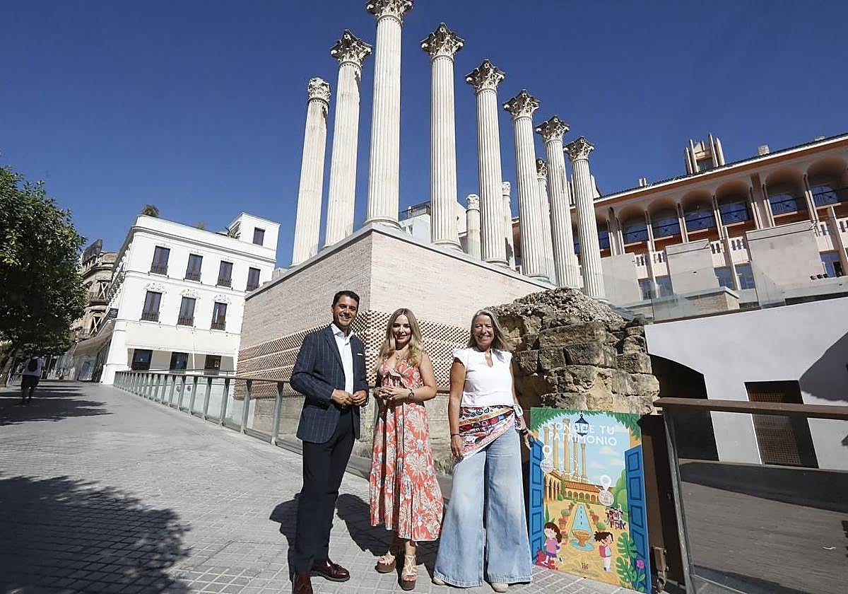 De izquierda a derecha, Leopoldo Izquierdo, Narci Ruiz e Isabel Albás, junto al Templo Romano