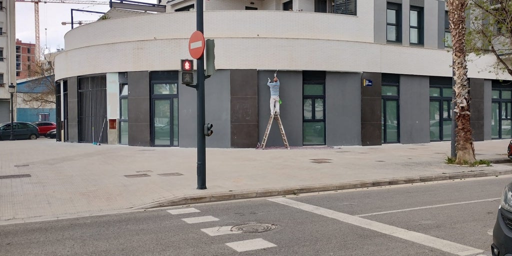 Vecinos de Valencia se rebelan contra los bajos turísticos por el uso de su piscina: «Jamás lo aceptaremos»