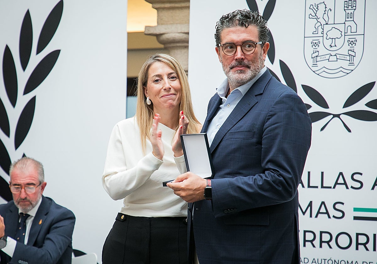 La presidenta de la Junta de Extremadura, María Guardiola, y el director de ABC, Julián Quirós
