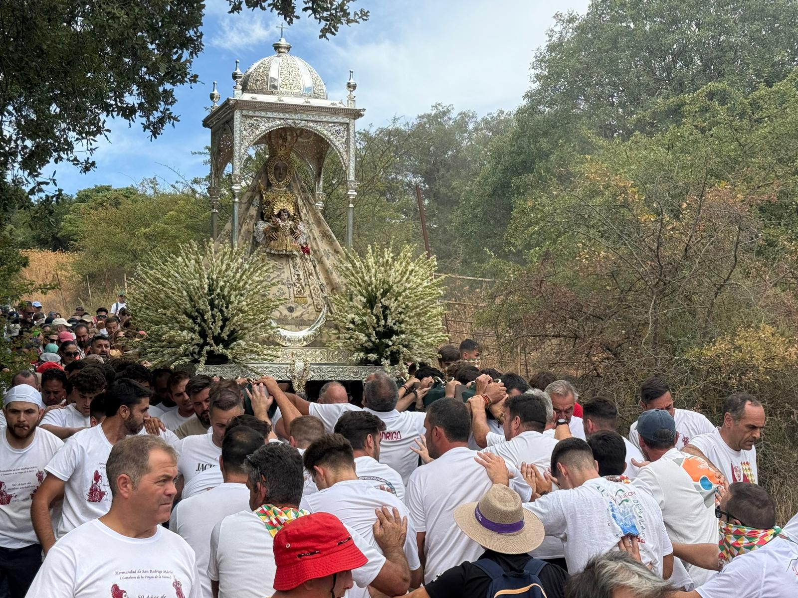 La emocionante &#039;Bajá&#039; de la Virgen de la Sierra de Cabra, en imágenes