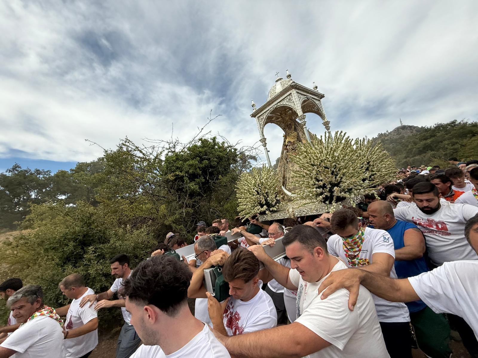 La emocionante &#039;Bajá&#039; de la Virgen de la Sierra de Cabra, en imágenes