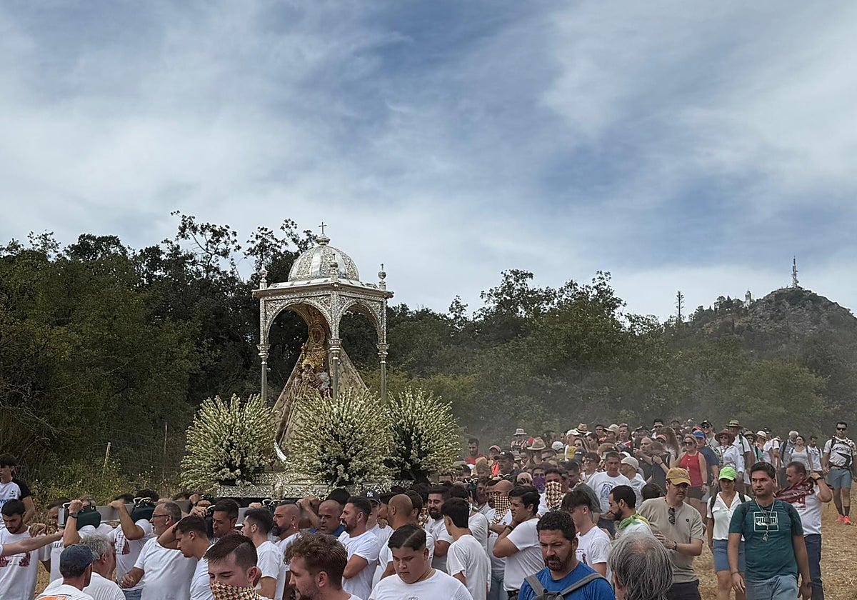 La emocionante &#039;Bajá&#039; de la Virgen de la Sierra de Cabra, en imágenes