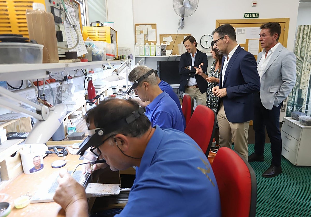 El diputado de Economía Félix Romero junto al presidente de los Joyeros Isidoro García en un taller