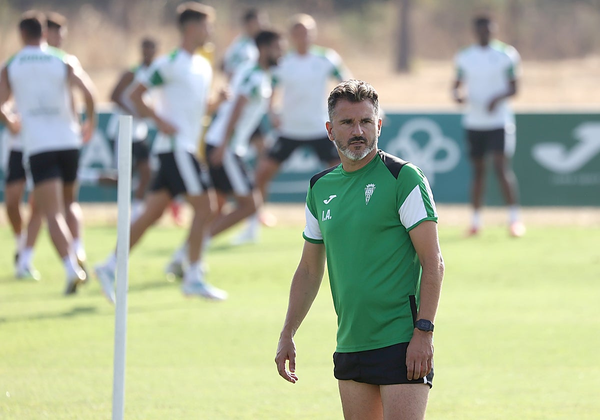El entrenador del Córdoba CF, Iván Ania, en un entrenamiento