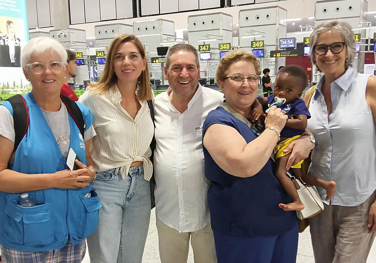 El pequieño Owen con su familia de acogida y voluntarios de ASF