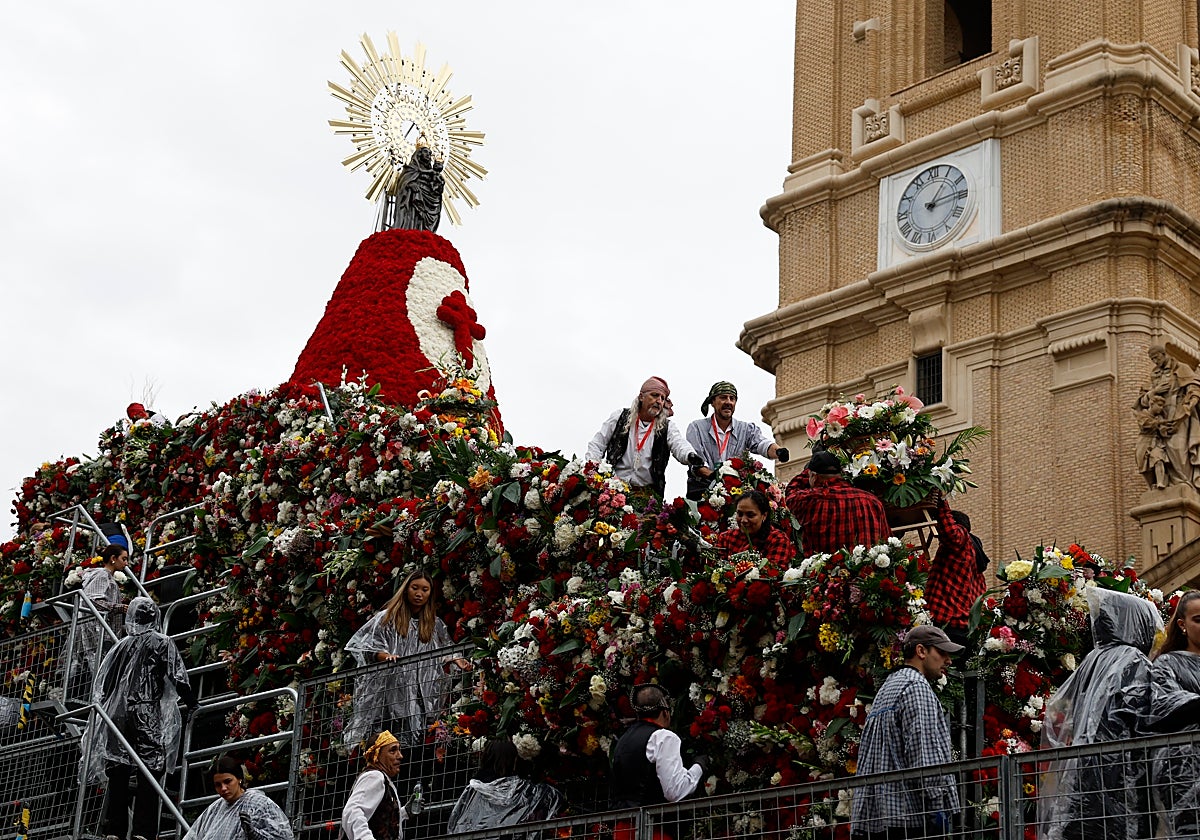 Los directores de cine Javier Macipe, Pilar Palomero y Paula Ortiz serán los pregoneros de las Fiestas del Pilar 2025 junto a la diseñadora de vestuario Arantxa Ezquerro, la realizadora Blanca Torres y el actor Pepe Lorente. La alcaldesa lo anunció ayer en el recinto del festival Vive Latino, que se celebrará este fin de semana