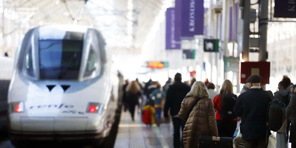 Renfe programa un centenar de autobuses para viajar entre Sevilla y Málaga debido a las obras en el tren