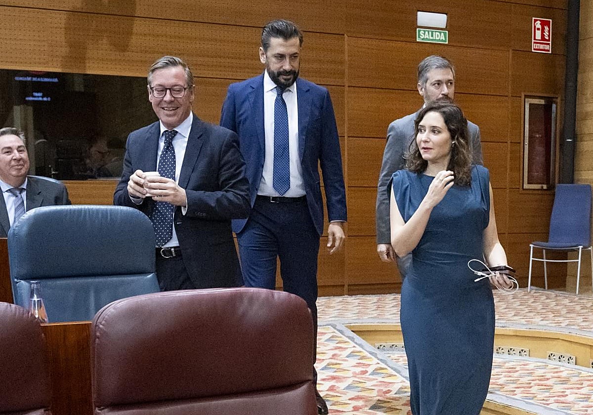Alfonso Serrano, a la izquierda, con Carlos Díaz-Pache e Isabel Díaz Ayuso