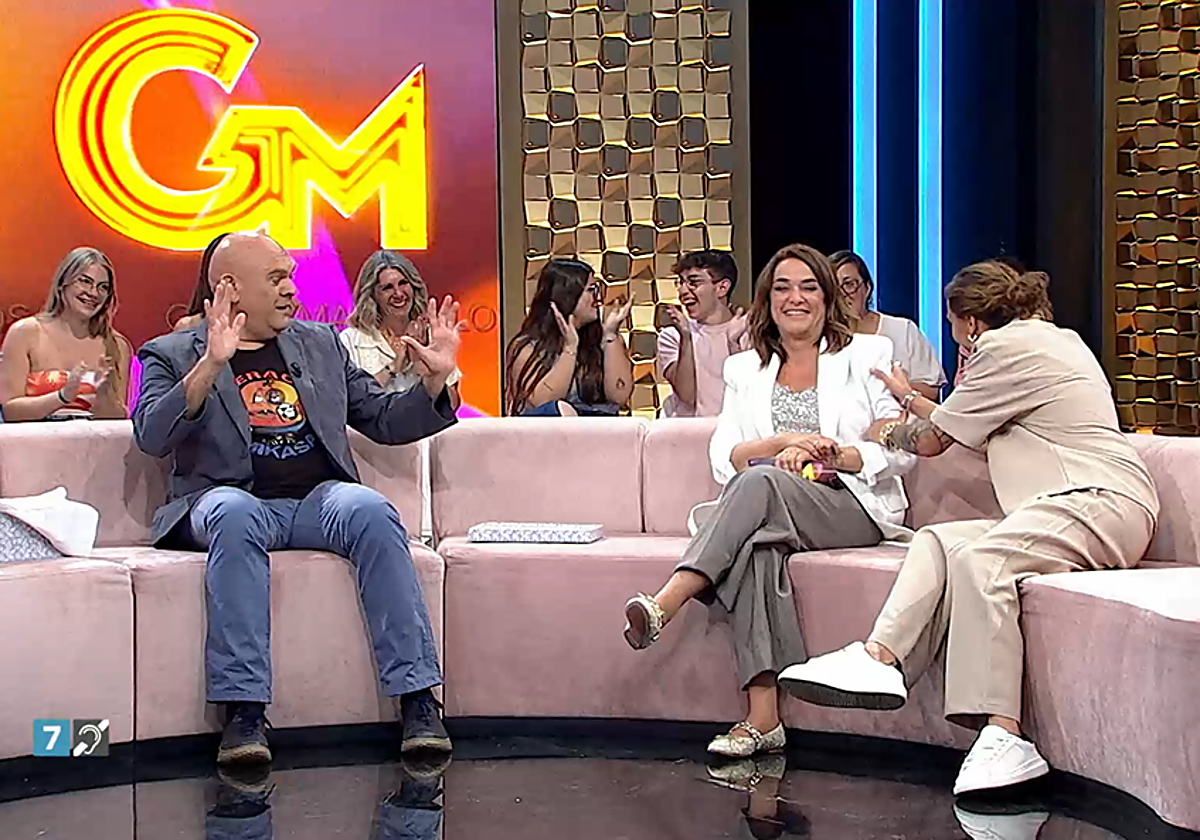 El comandante Lara, Toñi Moreno y Marisol Bizchoco, en el plató del programa 'Gente Maravillosa'