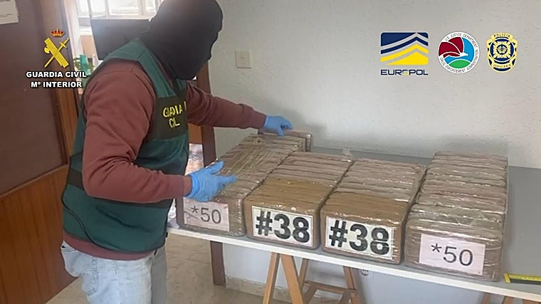 Fardos de cocaína intervenidos a la organización durante que operaba desde la comarca pontevedresa de O Salnés