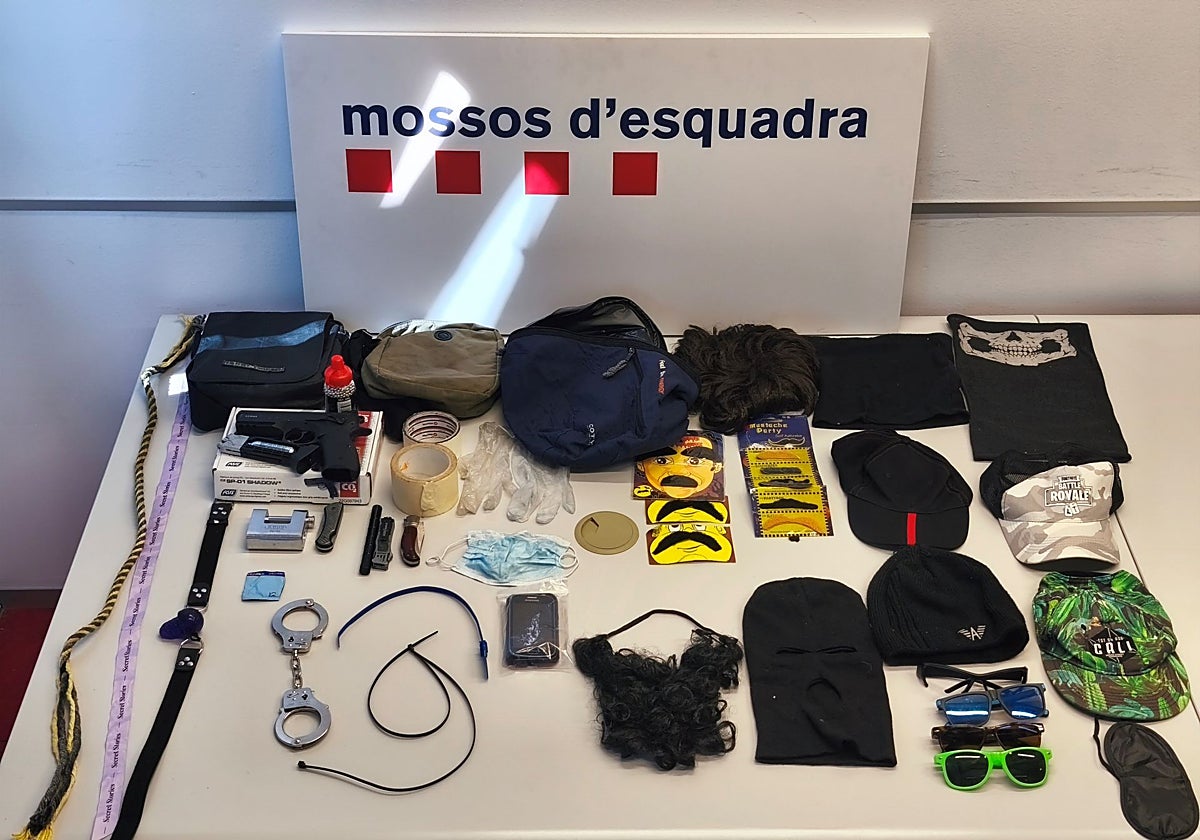 Elementos intervenidos al detenido que usaba en sus agresiones