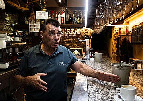 Imagen secundaria 1 - El entorno de la Laguna de los Peces, en Sanabria. Javier López, en su restaurante, y el panadero Diego Chimeno.