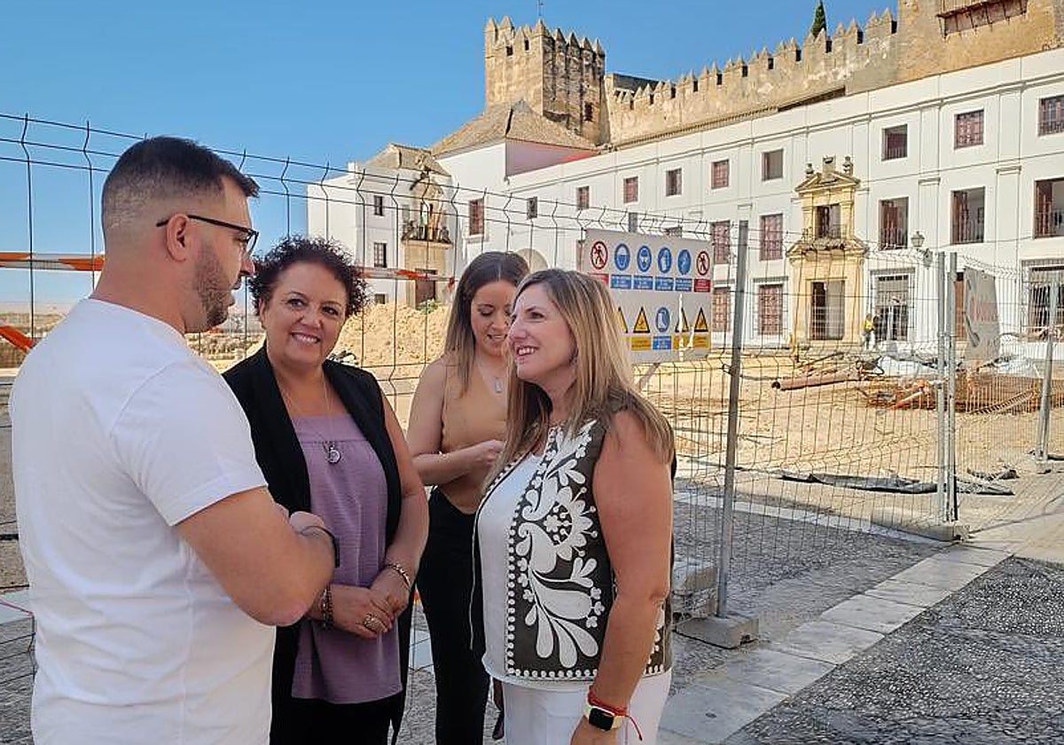 La concejal socialista María José González Peña (segunda por la izquierda) junto a la diputada andaluza Irene García, en la visita a una obras en Arcos de la Frontera en septiembre de 2023