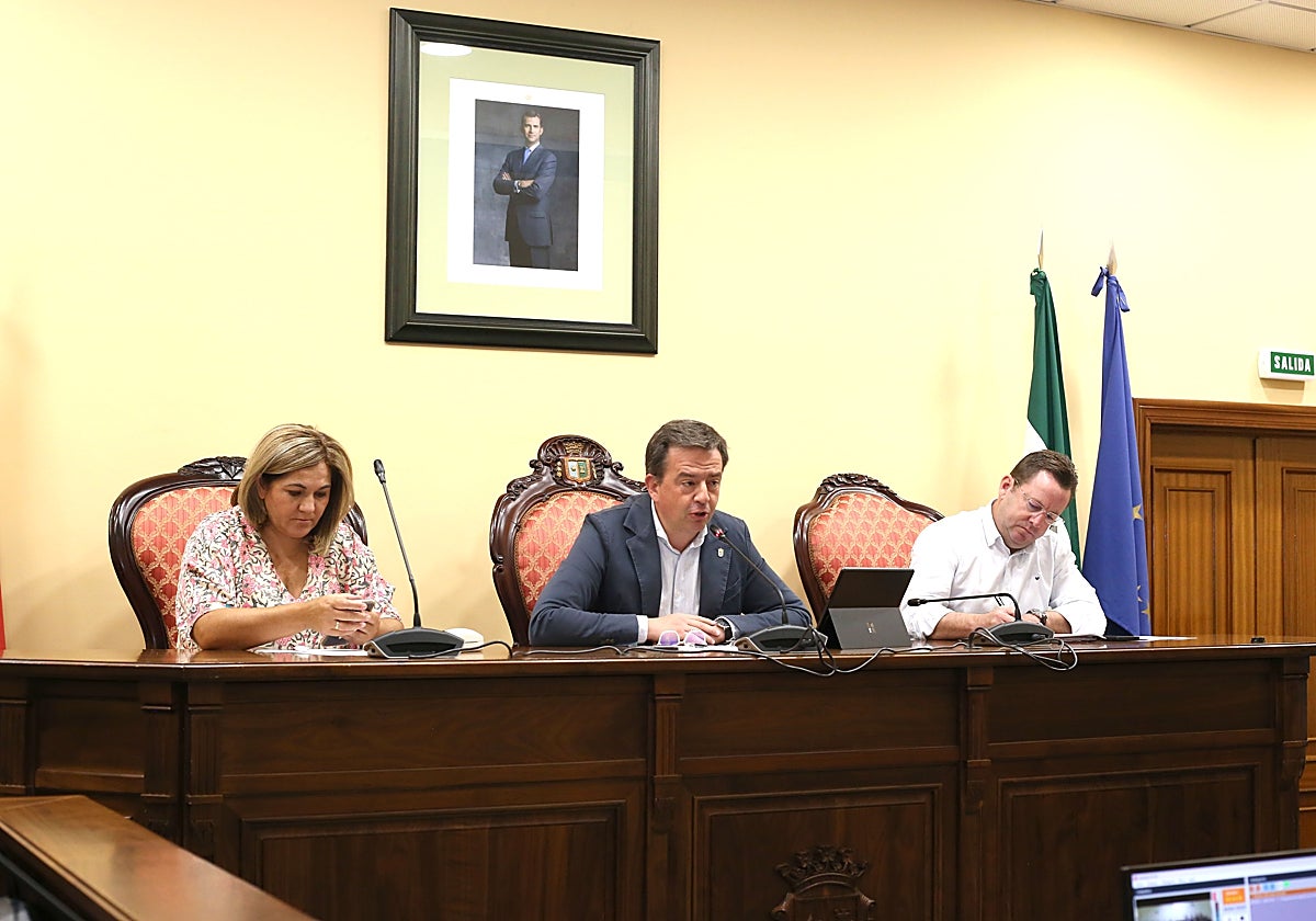 El alcalde de Lucena, Aurelio Fernández, preside el Pleno del Ayuntamiento