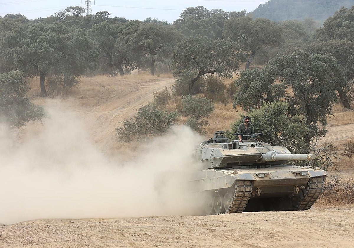 Un tanque durante unas maniobras en el campo de tiro de Cerro Muriano en Córdoba