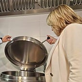 Imagen - La consejera del ramo visitó la cocina instalada en el CEIP Hispanidad de Zaragoza y destacó que la inversión total en los diez centros ha sido de dos millones de euros