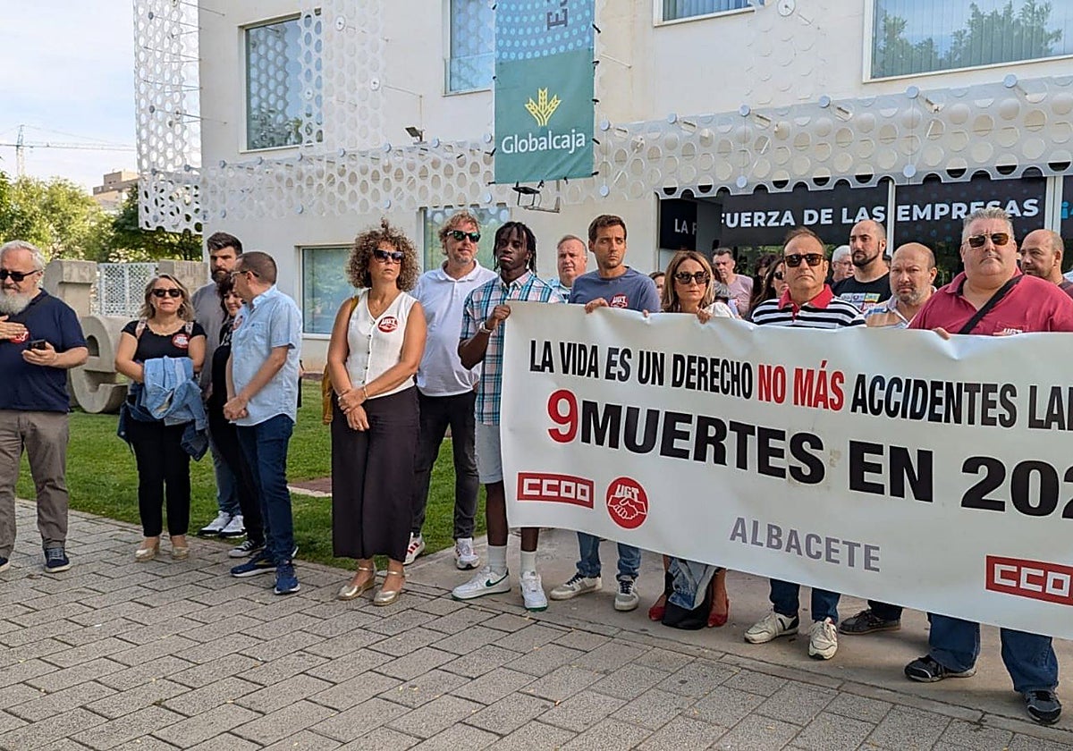 Delegados de los sindicatos UGT y CCCO se han concentrado delante de la sede de la patronal albaceteña ante el incremento de la siniestralidad laboral en la provincia