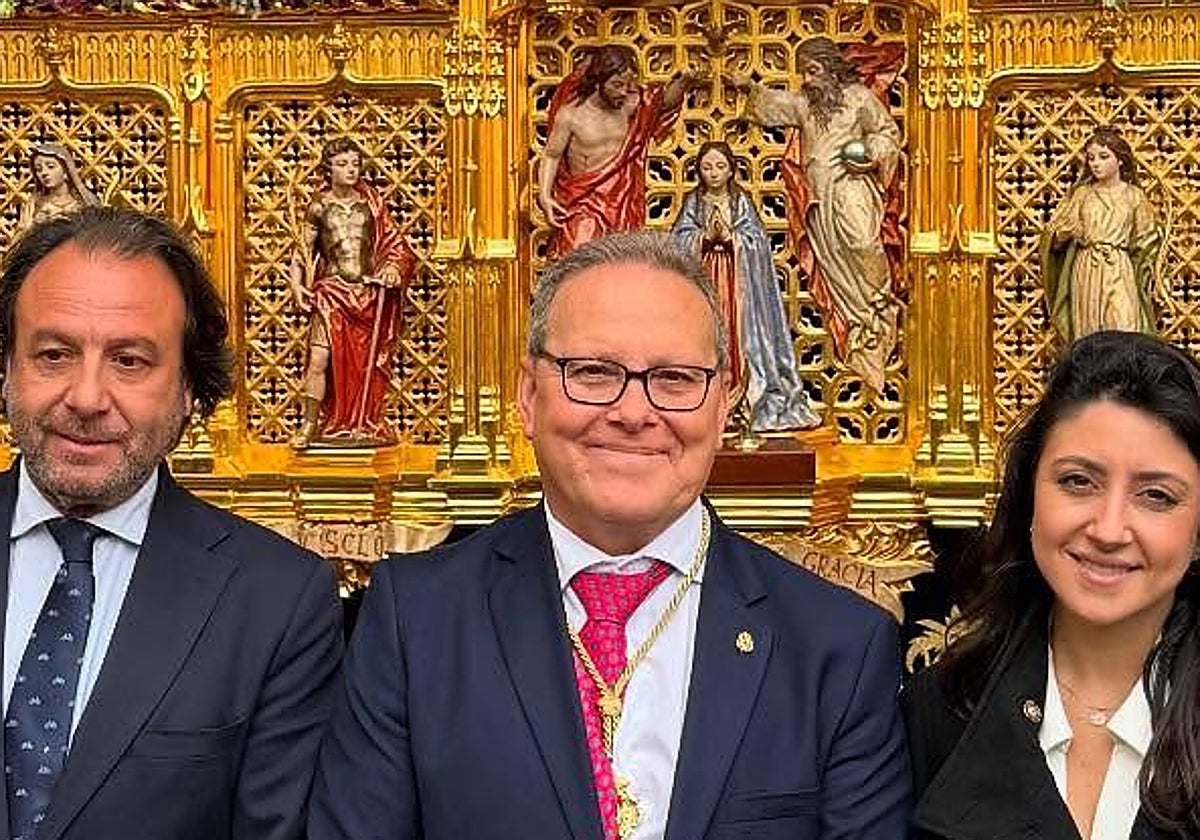 José María Gisbert, en el centro, antre el paso del Cristo de Gracia el Jueves Santo pasado