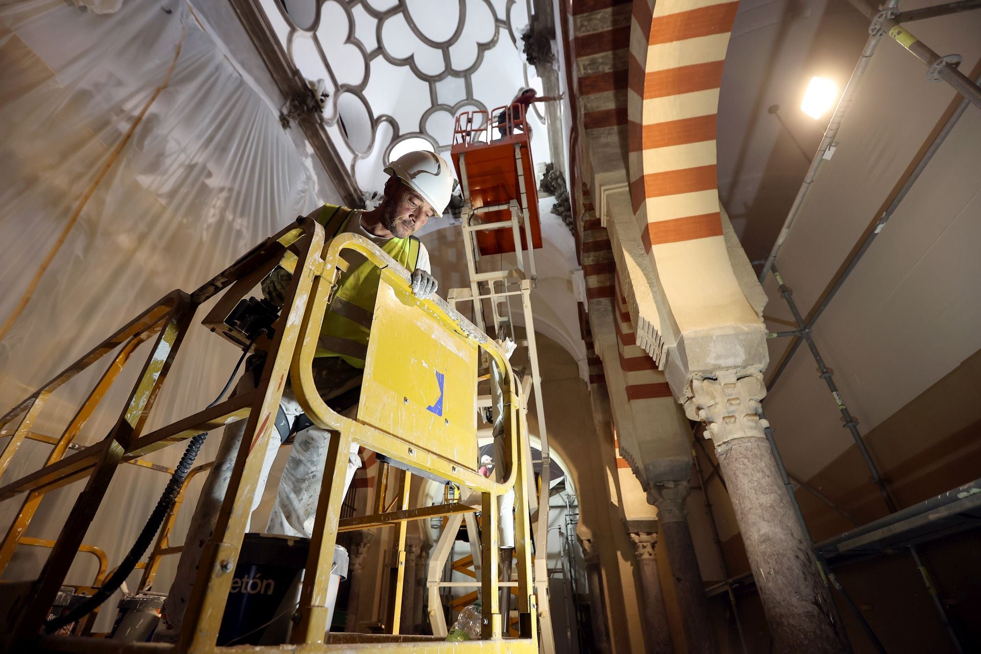 La Mezquita-Catedral de Córdoba un mes después del incendio, en imágenes