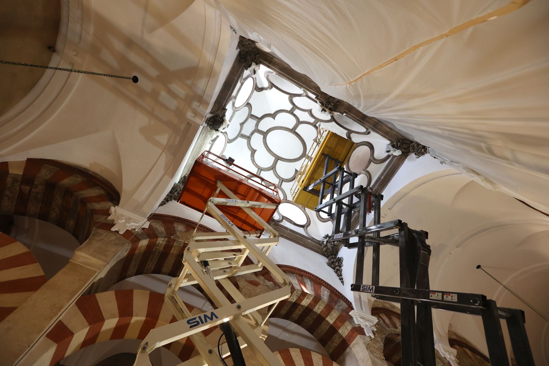 La Mezquita-Catedral de Córdoba un mes después del incendio, en imágenes