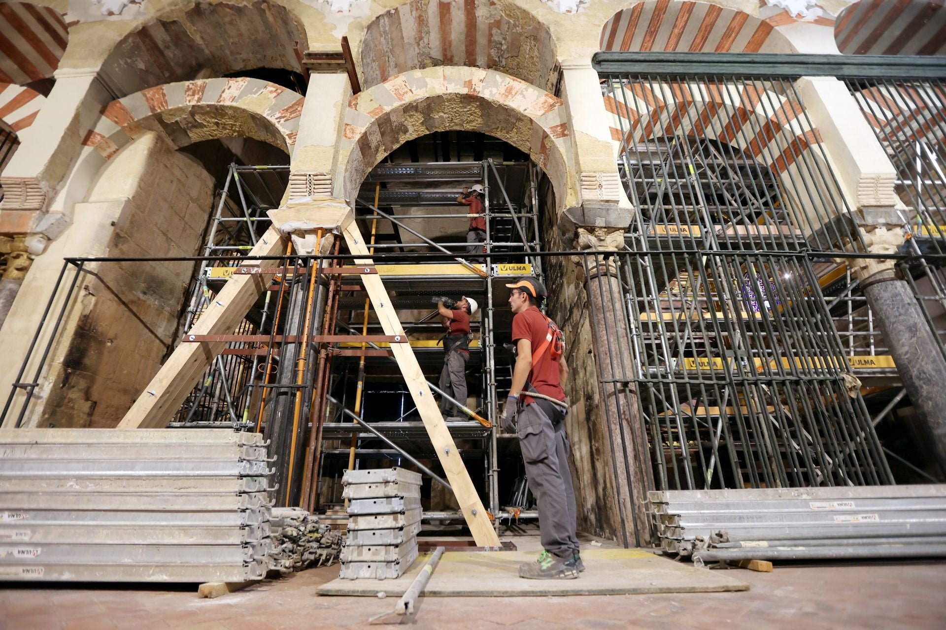 La Mezquita-Catedral de Córdoba un mes después del incendio, en imágenes