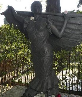 Imagen secundaria 2 - Arriba, la tienda-restaurante Bosco. Abajo, un concierto en la sala El Sol y el panteón de la familia Flores