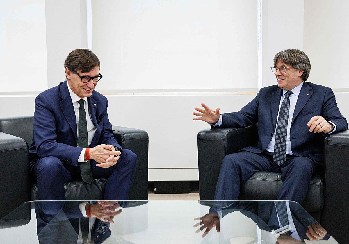 Salvador Illa y Carles Puigdemont, durante su encuentro en Bruselas