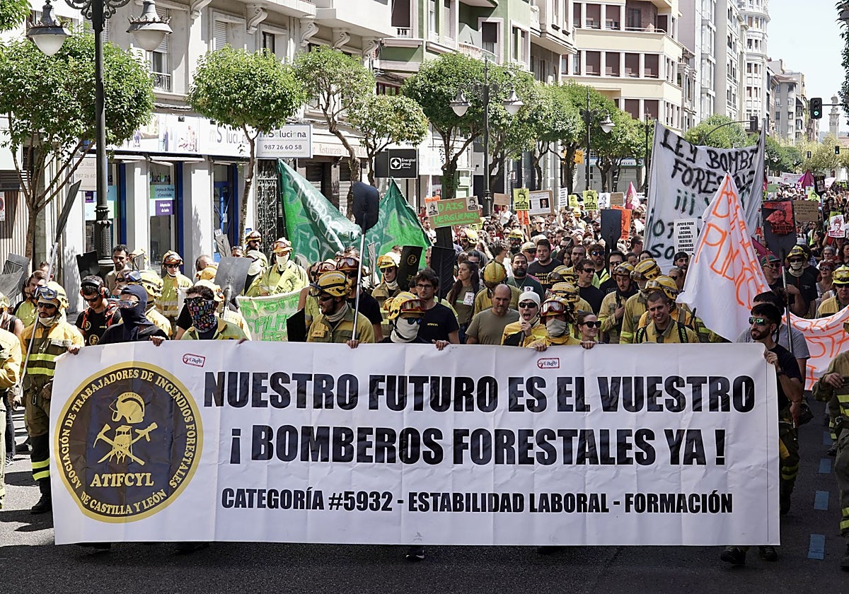 Manifestación de bomberos forestales por las calles de León