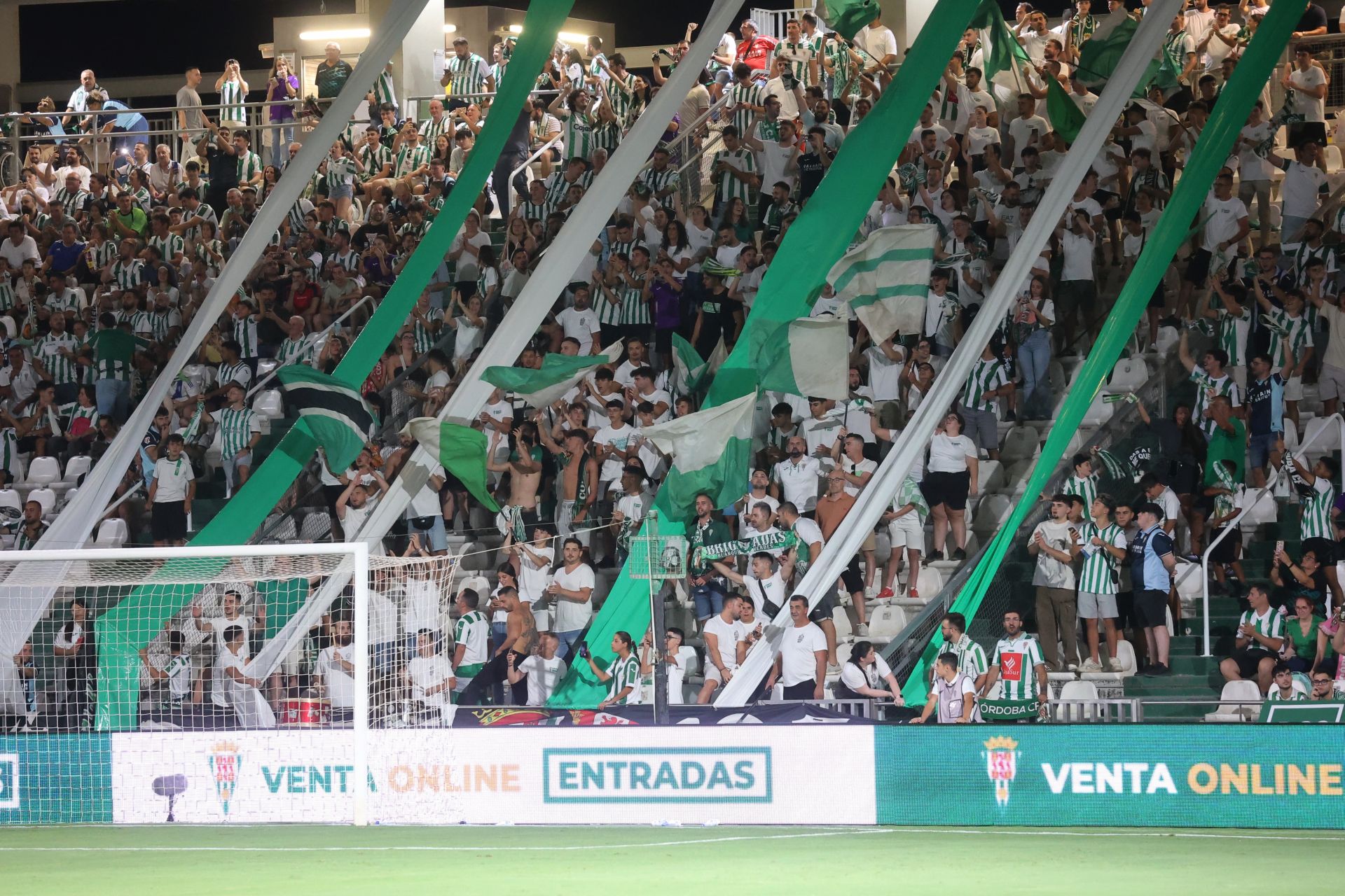 La inmensa alegría del primer triunfo del Córdoba CF esta temporada, en imágenes
