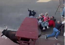 Susto en el encierro de Medina del Campo  tras derribar un toro la escalera de la zona de prensa