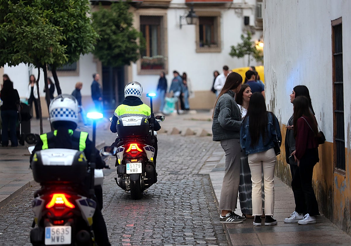 Una pareja de agentes de la Policía Local patrulla por Santa Marina