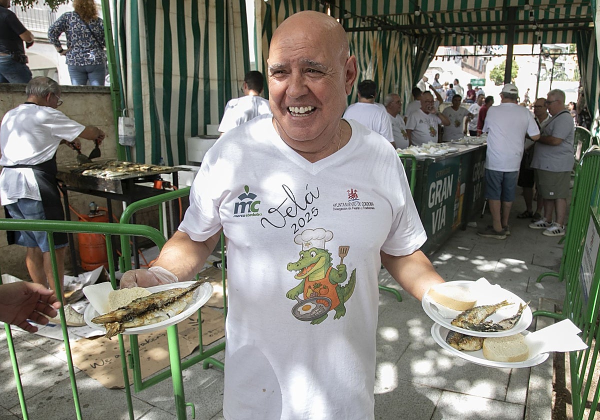 Un hombre muestra varios platos de sardinas