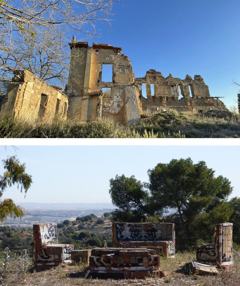 Arriba, paredones con los restos de las dos plantas que tenía el palacio en 2023. Abajo, uno de miradores con visas a Toledo en 2919. Los sillones y mesas se decoraron con cerámica de color negro y dibujos blancos en forma de roleos, figuras humanas y animales. (Fotos Rafael del Cerro)