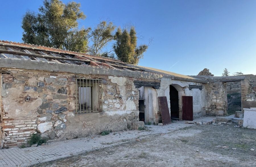 Aunque el arquitecto Joaquín Saldaña López trazó la residencia de la Sisa en 1921, al lado, se repartían las casas de los empleados, cobertizos para los pertrechos agrícolas y los cercados para animales. En la imagen, una de las viejas construcciones en desuso (Foto Rafael del Cerro, 2023)