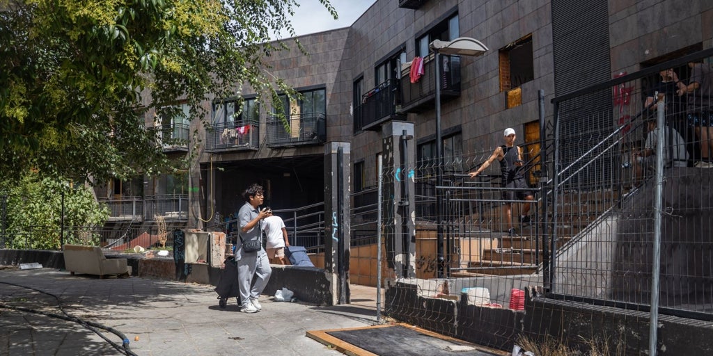 El hotel okupa de San Blas suma 78 desalojos y 206 expedientes de usurpación: «Esto es un gueto social»