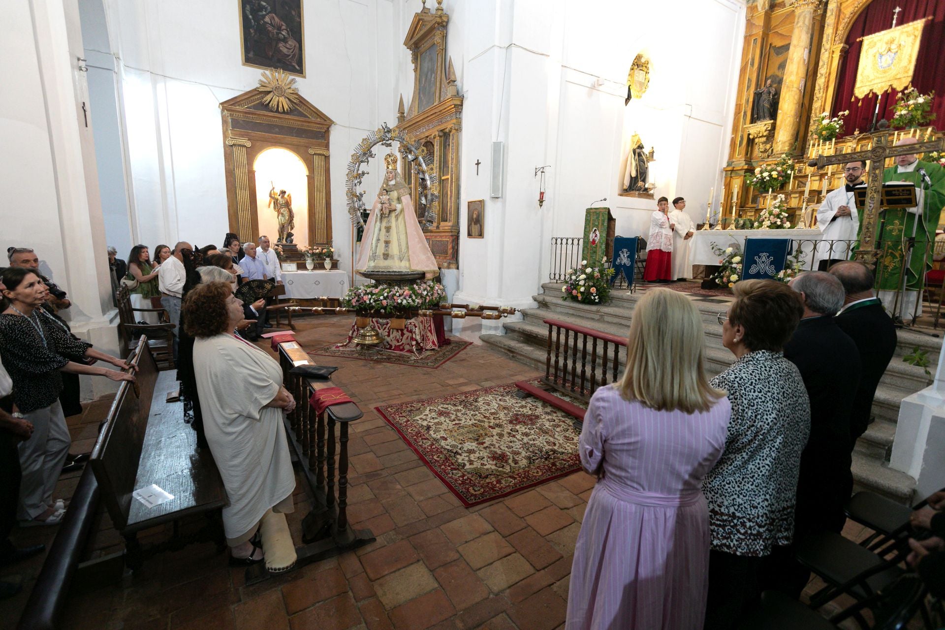 Lluvia de pétalos y fervor popular en Toledo por la Virgen de los Remedios
