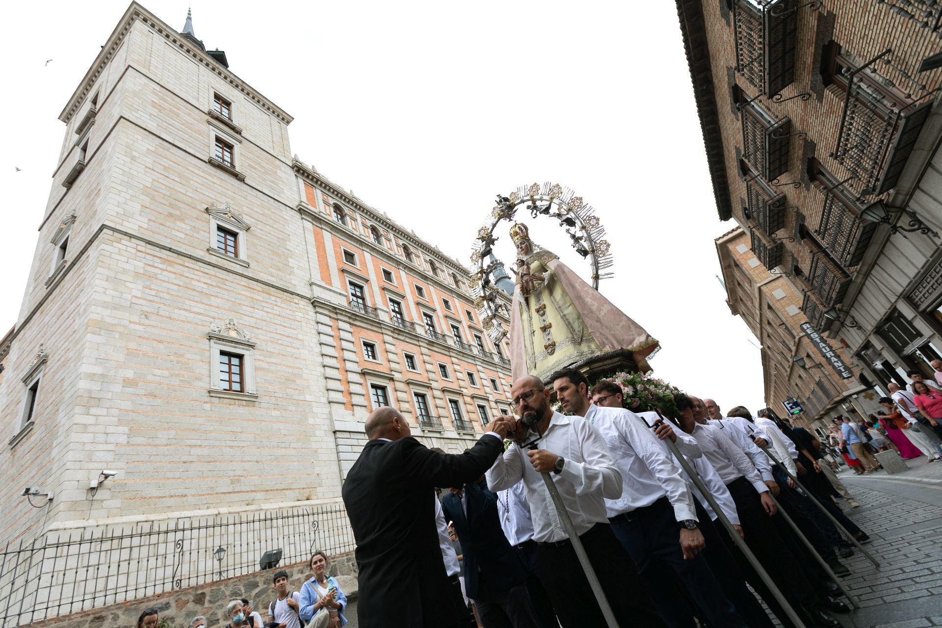 Lluvia de pétalos y fervor popular en Toledo por la Virgen de los Remedios