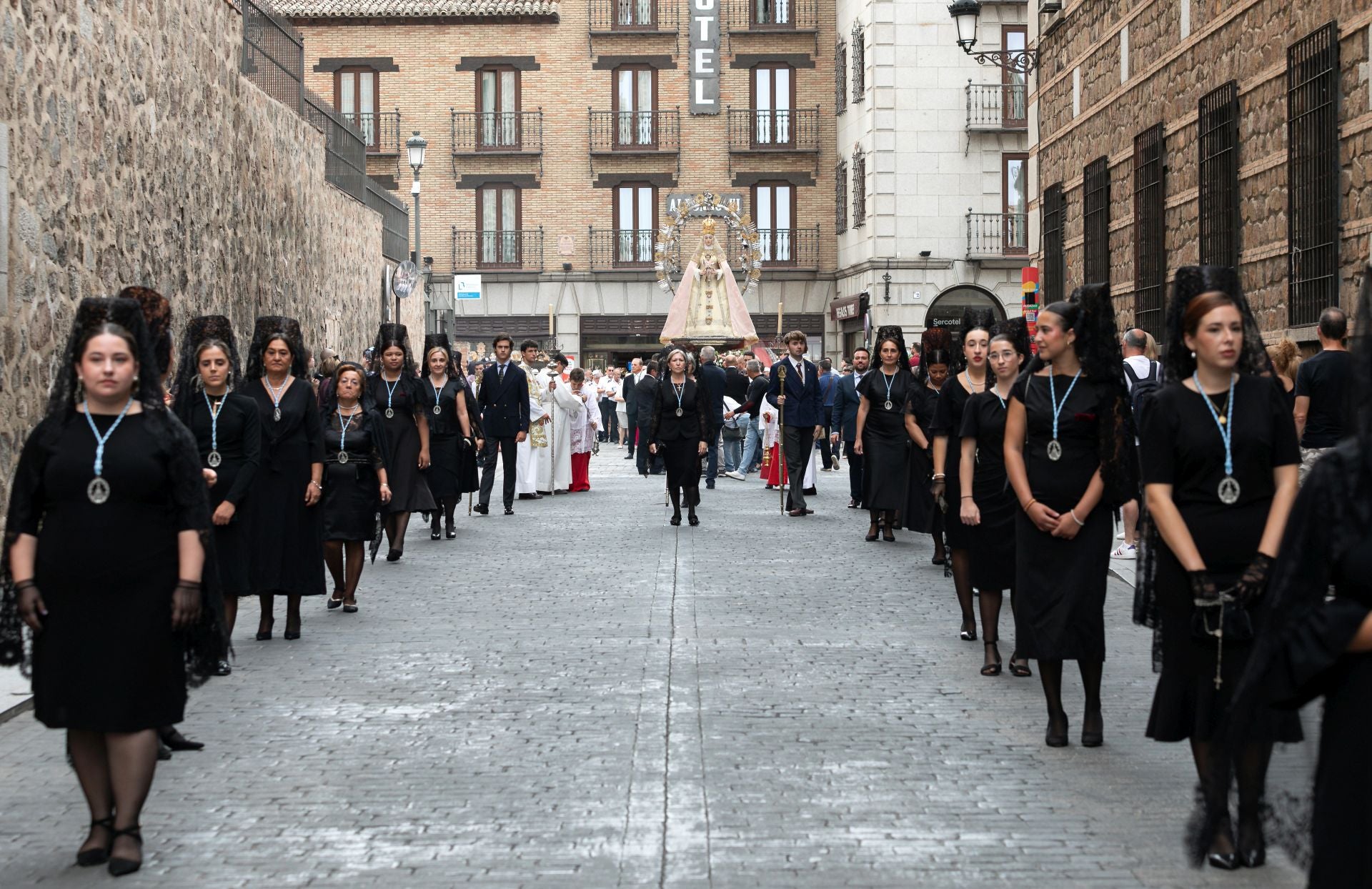Lluvia de pétalos y fervor popular en Toledo por la Virgen de los Remedios